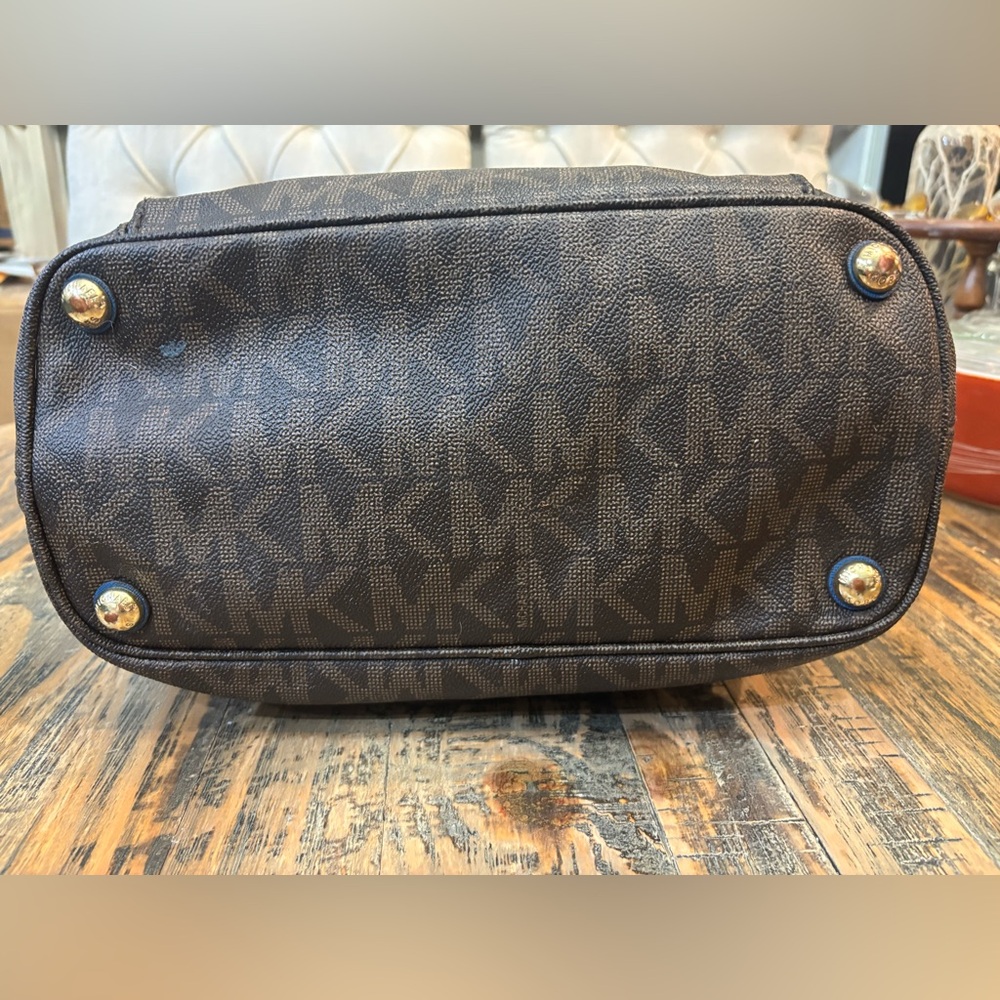 Michael Kors JET SET SIGNATURE SNAP TOTE - Picture 4 of 15